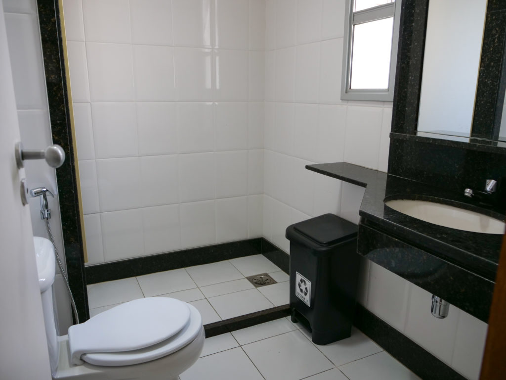 Banheiro privativo dentro da sala no BClub Coworking