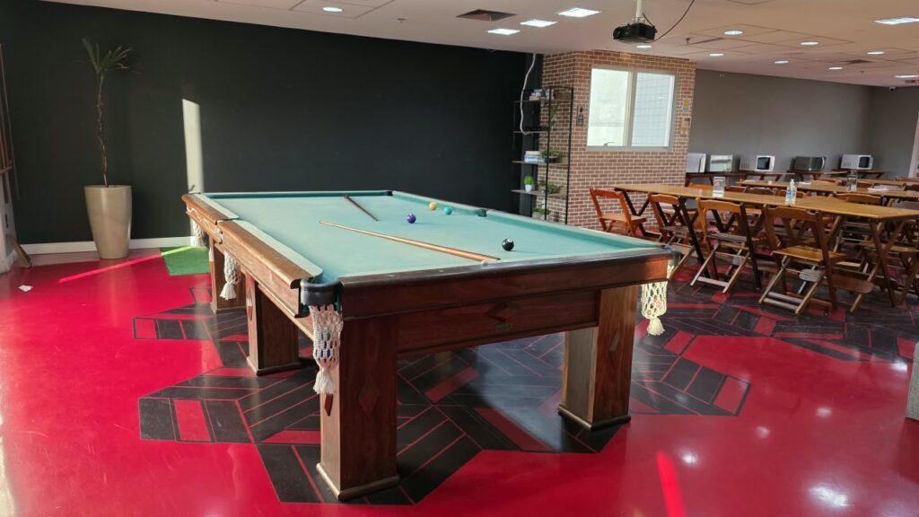 Lounge com mesa de sinuca no BClub Coworking