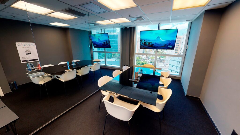 Sala de reunião com televisores no BClub Coworking